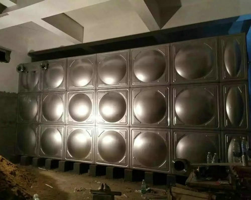 商場安裝不銹鋼材質(zhì)的保溫水箱給客戶提供熱水